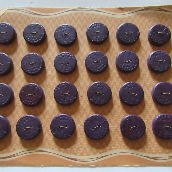 Lot de 24 petits boutons plats à point, 2 trous, couleur aubergine foncé. 17 mm de diamètre.