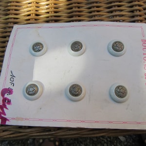 Lote de 6 hermosos botones blancos y metálicos, diámetro entrelazado 2,1 cm en cartón original Botones de París