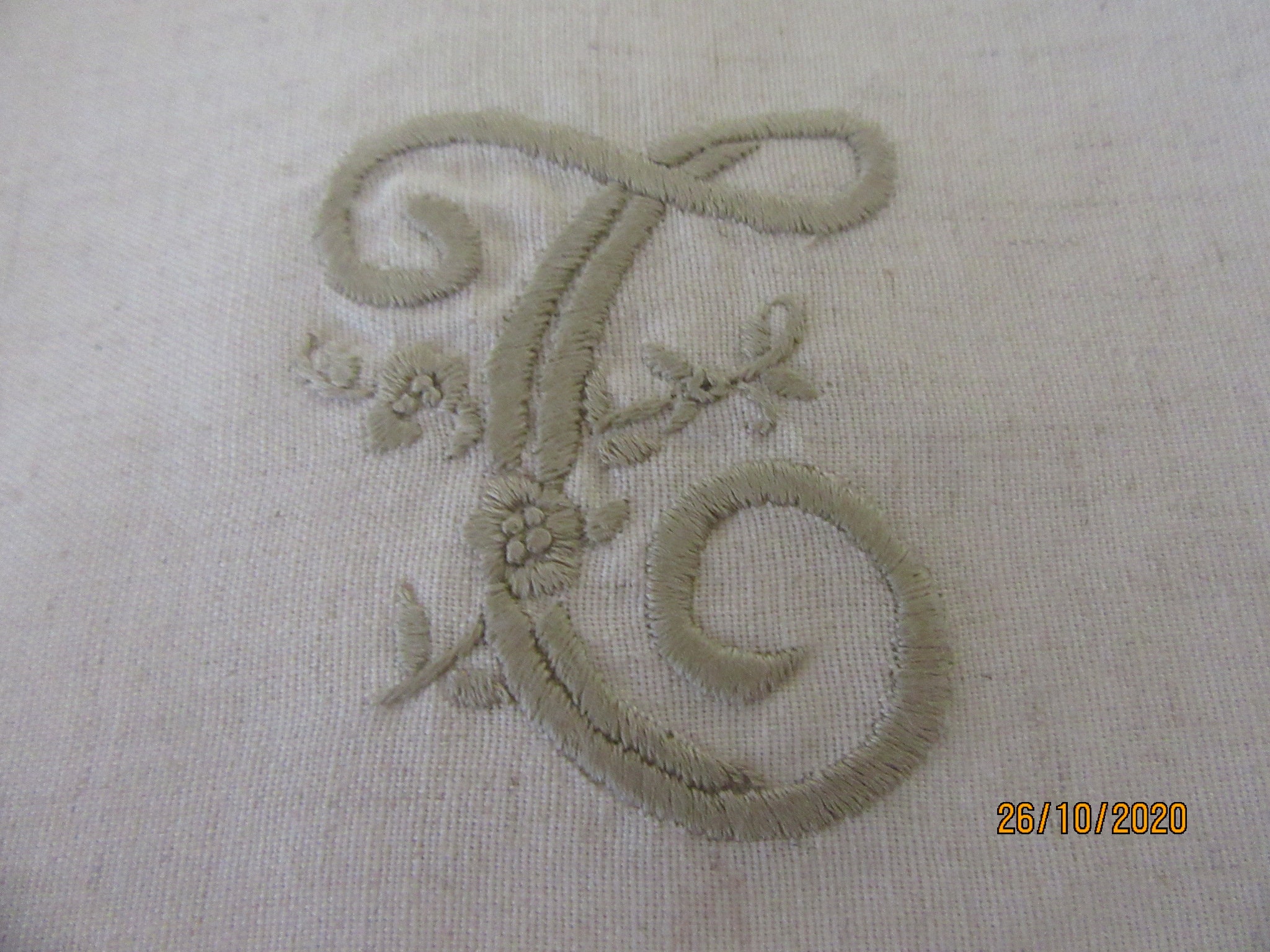 Set de Table ou Serviette en Coton Monogrammé. Initiale Brodée Motif Floraux Couleur Taupe et Ourlet