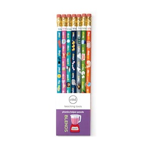 Puede incluir: Un conjunto de seis lápices de colores con diferentes palabras de mezcla e ilustraciones impresas en ellos. Los lápices están empaquetados en una caja morada y roja con las palabras "BLENDS" y "phonics helper pencils" impresas en ella. La caja también presenta una licuadora de dibujos animados.