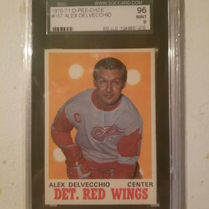 1970 opc HOCKEY #157 Alex Delvecchio SGC 9