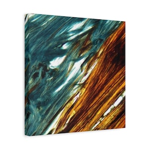 Op de afbeelding: Abstract canvas art met een mix van teal en roestoranje tinten. Het kunstwerk toont een dynamisch samenspel van kleuren en texturen, met diagonale penseelstreken die een gevoel van beweging creëren. Het canvas is opgespannen en klaar om op te hangen.