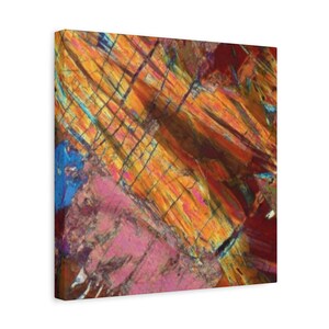 Puede incluir: Una impresión en lienzo que presenta un diseño abstracto con una paleta de colores vibrantes. La obra de arte muestra una mezcla de tonos naranja, amarillo, rojo, rosa y azul, con una apariencia texturizada. La composición incluye líneas diagonales y patrones geométricos.