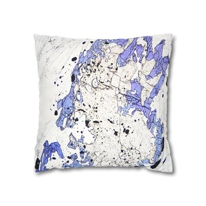 Puede incluir: Cojín cuadrado con diseño abstracto. El cojín presenta un fondo blanco con salpicaduras y formas azules y negras, creando una apariencia texturizada. Un elemento decorativo para el hogar.