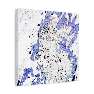Puede incluir: Impresión en lienzo de arte abstracto que presenta un primer plano de una superficie texturizada con salpicaduras y formas azules y negras sobre un fondo blanco. La obra tiene una estética moderna y artística.