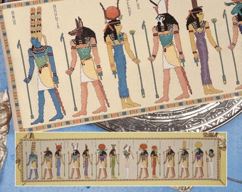 Puede incluir: Obra de arte de punto de cruz que representa deidades egipcias, como Amón y Khnum, cada una sosteniendo un báculo. Las figuras están representadas en colores vibrantes sobre un fondo beige, con nombres encima. Una imagen más pequeña de la misma obra está debajo.