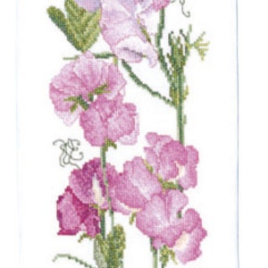 Puede incluir: Un patrón de punto de cruz con una disposición vertical de flores de guisante de olor púrpura, rosa y blanco con tallos y hojas verdes.