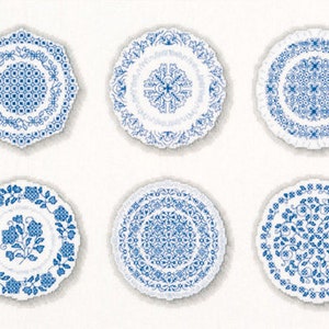 Könnte beinhalten: Zehn blaue und weiße Dekorationsplatten mit komplizierten Mustern. Die Teller haben einen weißen Hintergrund mit blauen floralen und geometrischen Mustern.