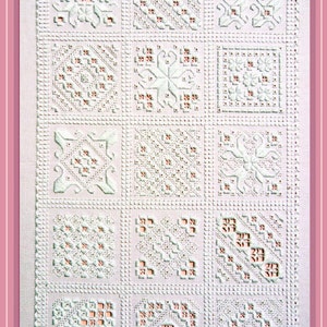 Peut inclure: Un sampler de broderie blanc avec une variété de motifs de points différents. Le sampler est encadré dans un cadre rose.