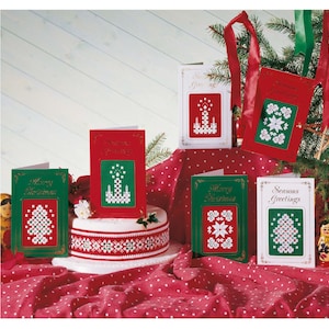 Könnte beinhalten: Fünf Weihnachtskarten mit verschiedenen Designs. Jede Karte hat einen weißen Hintergrund mit einem grünen oder roten Rand. Die Karten zeigen verschiedene Weihnachtsmotive, darunter einen Weihnachtsbaum, einen Stern und eine Kerze. Die Karten sind alle mit goldenen Akzenten verziert.