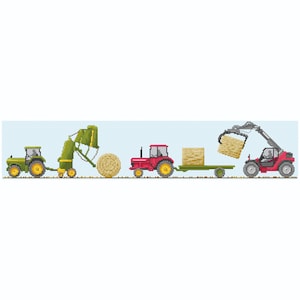 Könnte beinhalten: Ein grüner Traktor mit einem angebauten Heuballenpresser presst Heu zu einem runden Ballen. Ein roter Traktor zieht einen Wagen mit einem quadratischen Heuballen. Ein roter Gabelstapler hebt einen quadratischen Heuballen.