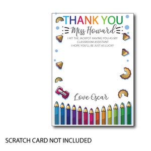 Op de afbeelding: Een kleurrijke bedankkaart met de tekst "THANK YOU Miss Howard" en "I hit the jackpot having you as my classroom assistant. I hope you'll be just as lucky." De kaart bevat ook de tekst "Love Oscar" en een rij kleurpotloden.