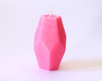 A geometric candle in pastell-neonpink