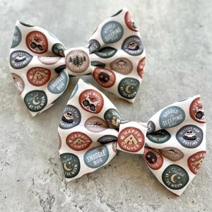 Papillon per cani HAPPY CAMPER // Papillon fatto a mano Take A Bow con collare, fiocco per cani Scout Patches, collare per cani Adventure, attrezzatura per cani da esterno