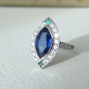 Anillo Art Déco antiguo de oro de 18 quilates: zafiro, esmeralda y diamante marquesa