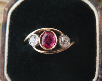 Antiker Art-Déco-Ring mit Rubin und Diamanten, 9-Karat-Gold-Diamanten im Altschliff und natürlichem Rubin mit drei Steinen, Trilogie-Ring