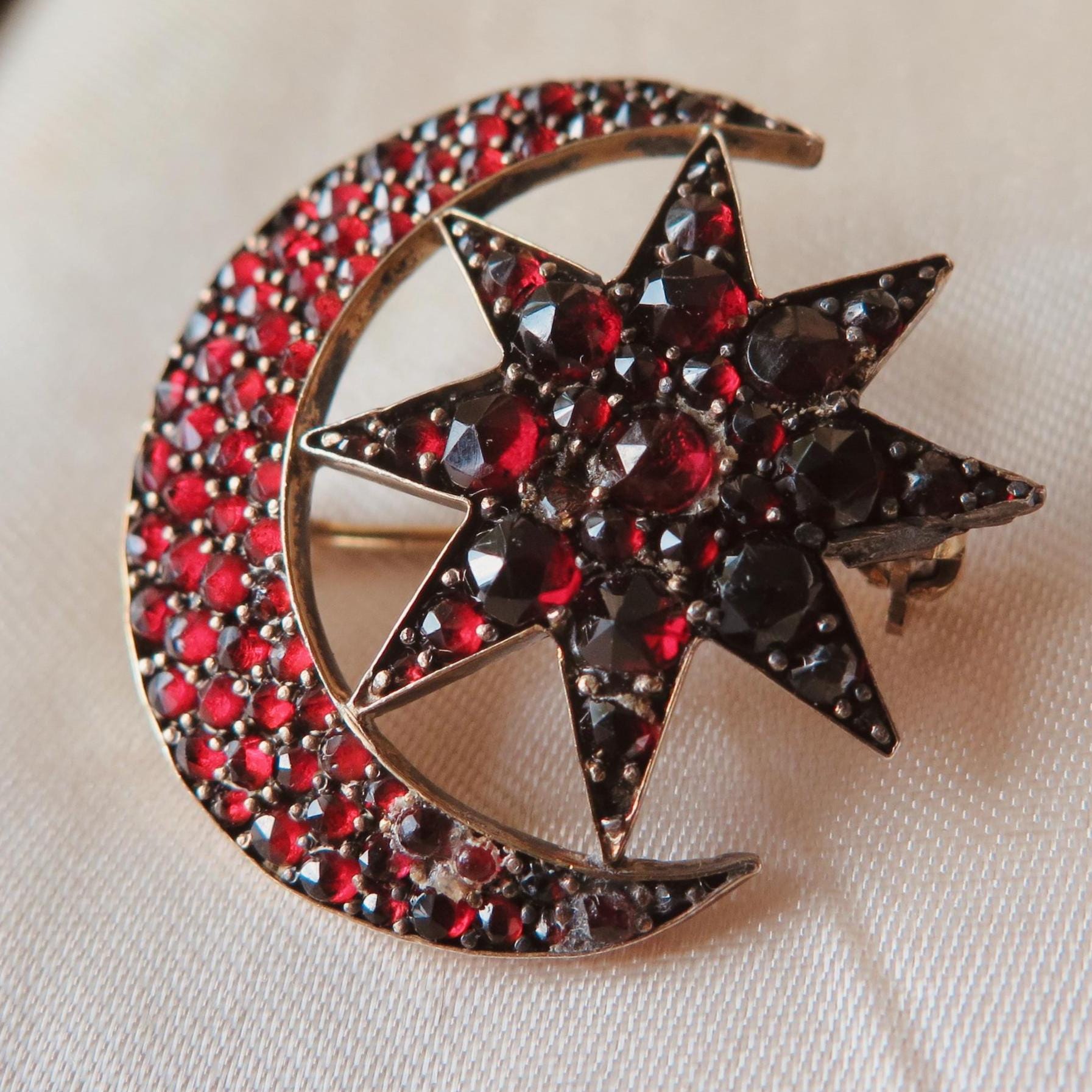 Broche Ronde Grenat Et Argent 835 - Bijou Ancien Plaqué Or, Diamètre 2,6 Cm