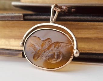 Ciondolo girevole vittoriano in oro 14k con intaglio mitologico, Giove e Ganimede