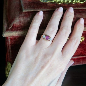 Antiker Art-Déco-Ring mit Rubin und Diamanten, 9-Karat-Gold-Diamanten im Altschliff und natürlichem Rubin mit drei Steinen, Trilogie-Ring Bild 2