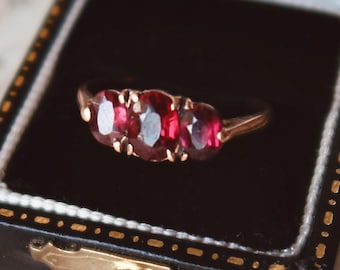 Anillo Trilogía de Granates Victorianos, Oro Rosa de 9k