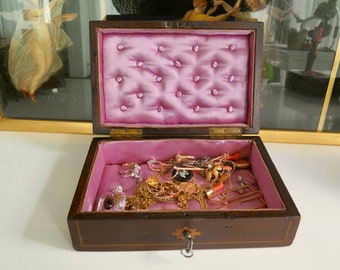 Scatola per gioielli antichi con fodera in seta trapuntata rosa, scatola per esposizione di gioielli, scatola in legno intarsiato con interno in seta rosa, scatola intarsiata