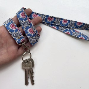 Portachiavi con cordino floreale retrò blu, portachiavi, ciondolo chiave, porta badge, porta carte d'identità, cordoncino in cotone minimalista