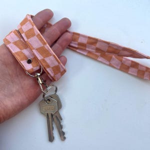 Un allegro portachiavi rosa arancione con cordino portachiavi portachiavi porta badge porta tessere portachiavi minimalista mlous