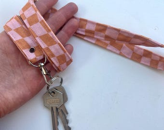 Un alegre llavero con cordón de color rosa y naranja, colgador de llaves, porta credencial, tarjetero de identificación, cordón minimalista mlous