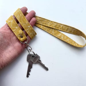 Portachiavi retrò giallo ocra con cordino portachiavi con cordino portachiavi con porta badge porta tessere portachiavi con cordino in cotone mlous minimalista
