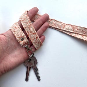 Een vrolijk beige rode  keycord sleutelhanger key cord sleutel hanger badge houder ID kaart houder sleutel koord mlous minimalist