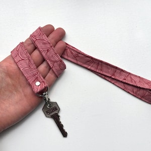 Un allegro portachiavi con cordino rosa, portachiavi, portachiavi, porta badge, porta carte d'identità, portachiavi, minimalista
