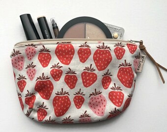 Ovaal rond make up tasje met aardbeitjes makeup etui toilettasje klein portemonneetje klein etuitje minimalist retro aardbeien