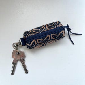 Pequeño estuche llavero antiguo rosa con estampado retro para accesorios como cambio, auriculares, airpods, pintalabios, bálsamo labial, vegano