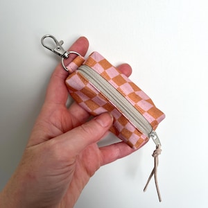 Kleine Schlüsselanhängertasche mit Retro-Blockdruck für Accessoires wie Wechselkopfhörer, Airpods, Lippenstift, Lippenbalsam, vegan