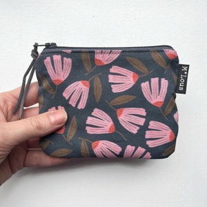 Carteira pequena com flores retrô bolsa pequena bolsa de higiene pessoal bolsa minimalista bymlous vegan boho flores boêmias
