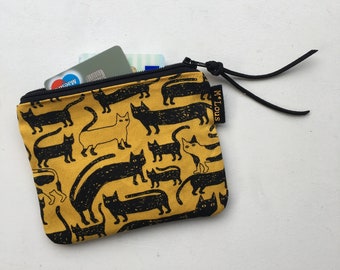 Klein fel geel portemonneetje met poezen portemonnee klein etuitje kleingeld beurs mini toilettasje etui retro mlous vegan etui met katten