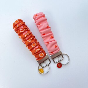 Llavero elástico para sujetar a la muñeca. Especie de coletero para muñeca; Ideal para sujetar tus llaves. Rosa con corazones