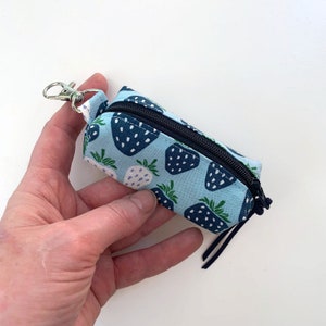 Petite pochette porte clé baies rétro bleues pour accessoires comme changement casque airpods rouge à lèvres baume à lèvres clés mlous
