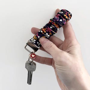 Llavero elástico para sujetar a tu muñeca. Una especie de coletero para la muñeca; Ideal para sujetar tus llaves a