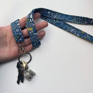 llavero retro azul con cordón para llaves, colgador de llaves, porta credencial, porta tarjeta de identificación, cordón para llaves, mlous, flores minimalistas
