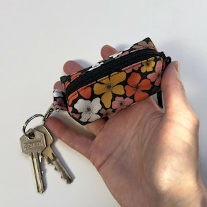 Pequeño llavero floral verde para accesorios como auriculares, airpods, lápiz labial, bálsamo labial, llaves mlous vegano