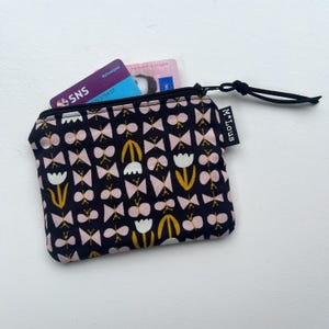 Bolsa pequena floral preta e rosa com carteira retrô e mini bolsa para itens de higiene pessoal da Mlous