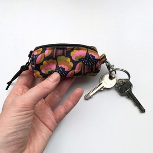 Pequeña bolsa de llavero floral negra retro para accesorios como auriculares de cambio airpods lápiz labial bálsamo labial llaves mlous