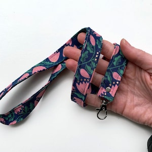 donker blauw keycord sleutelhanger key cord sleutel hanger badge houder ID kaart houder sleutel koord mlous met vrolijke retro bloemen