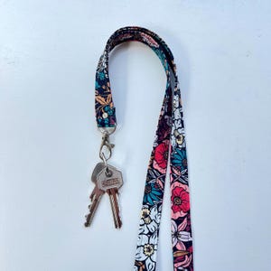 Een donker grijs gebloemd keycord sleutelhanger key cord sleutel hanger badge houder ID kaart houder sleutel koord mlous minimalist