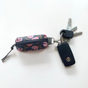 Pequeño estuche para llavero con flores rosas grises para accesorios como cambio de auriculares, airpods, lápiz labial, bálsamo labial, llaves