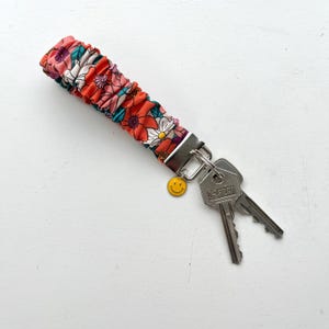Llavero elástico para sujetar a tu muñeca. Una especie de coletero para la muñeca; Ideal para sujetar tus llaves a