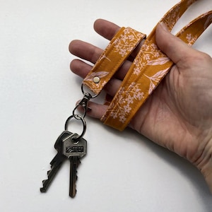 Portachiavi con cordino floreale retrò rosso ocra, portachiavi, ciondolo porta badge, porta carte d'identità, cordoncino in cotone mlous minimalista