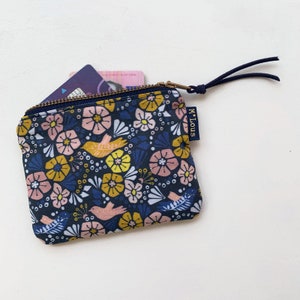 Carteira pequena azul escuro com flores retrô e pássaros carteira pequena bolsa flores mini bolsa de higiene pessoal byMlous