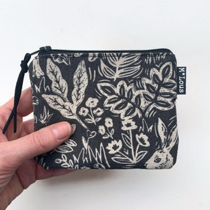 Cartera pequeña negra con flores y hojas, bolsa de cambio, neceser, bolsa retro minimalista de conejo o ardilla